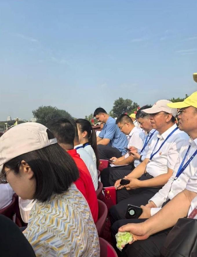 身形瞩目，姚明现场观礼阅兵仪式