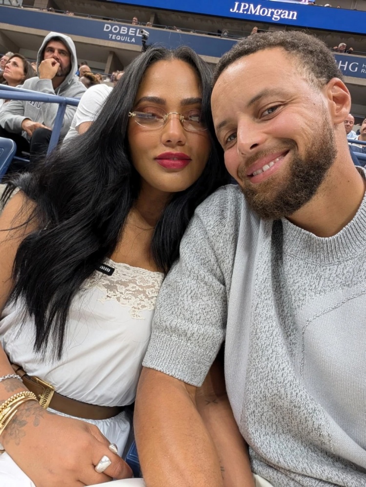 开云体育官网-现场撒糖！库里晒与妻子阿耶莎美网观赛照 库爹也出镜！