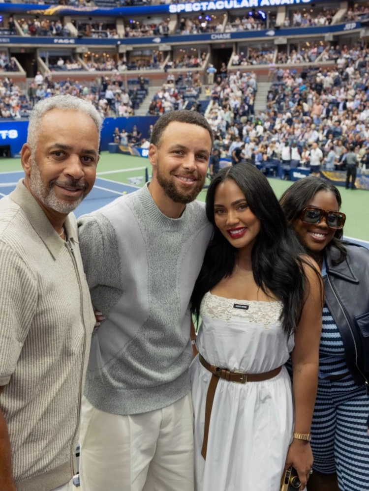 开云体育官网-现场撒糖！库里晒与妻子阿耶莎美网观赛照 库爹也出镜！