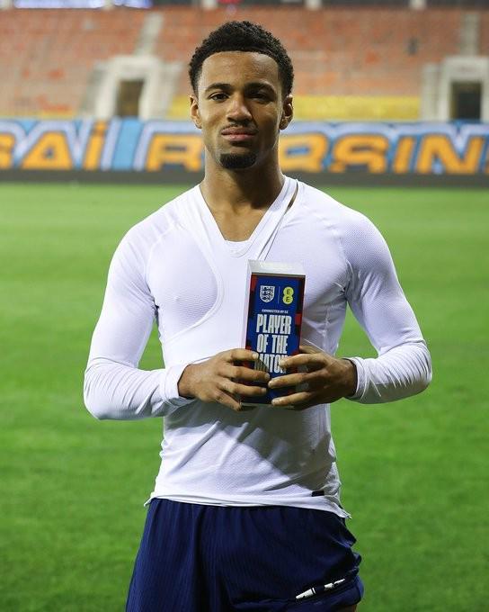 太阳报：英格兰U21更衣室遭偷拍，恩瓦内里挥动毛巾愤怒遮窗