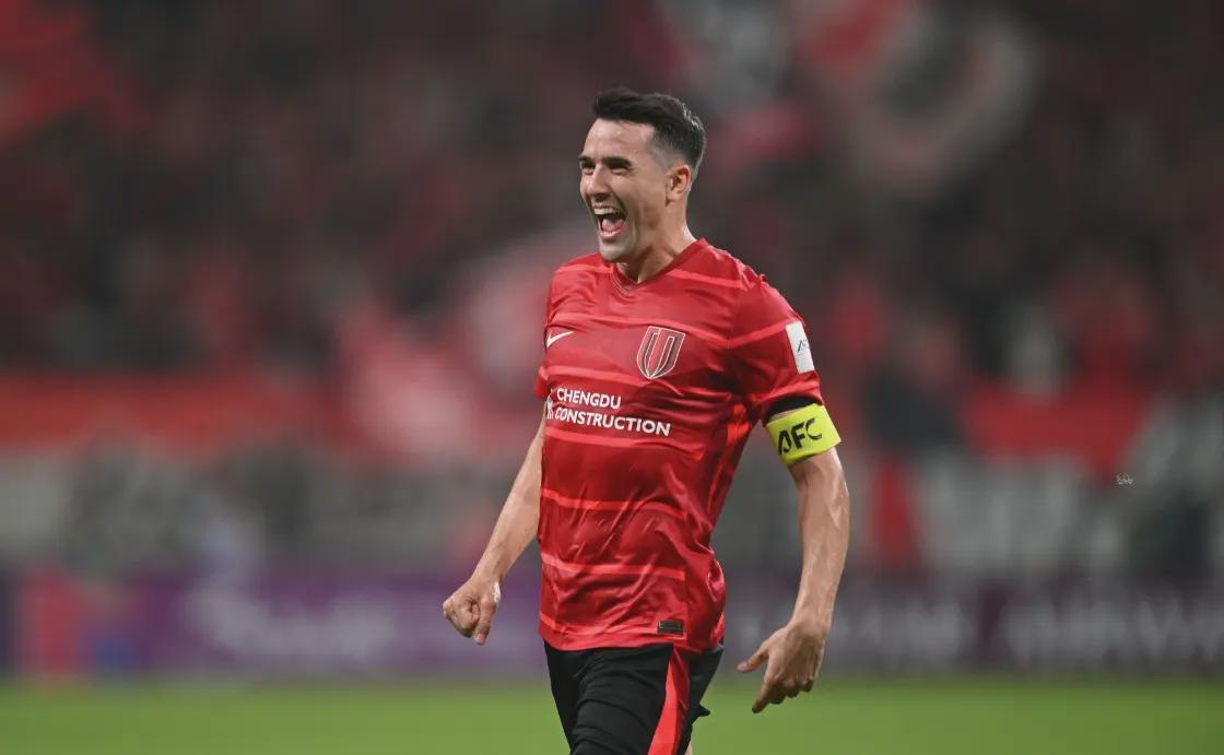 开云体育官网-功勋队长南下！中超权力版图暗流涌动：周定洋转会背后的残酷博弈