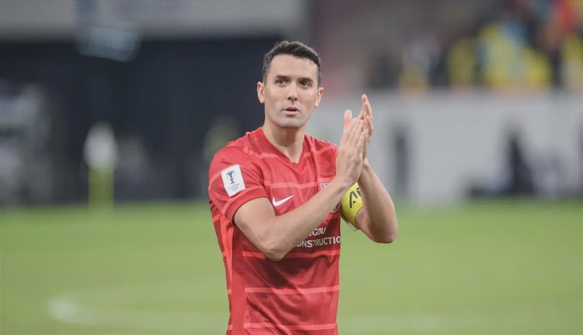 开云体育官网-功勋队长南下！中超权力版图暗流涌动：周定洋转会背后的残酷博弈