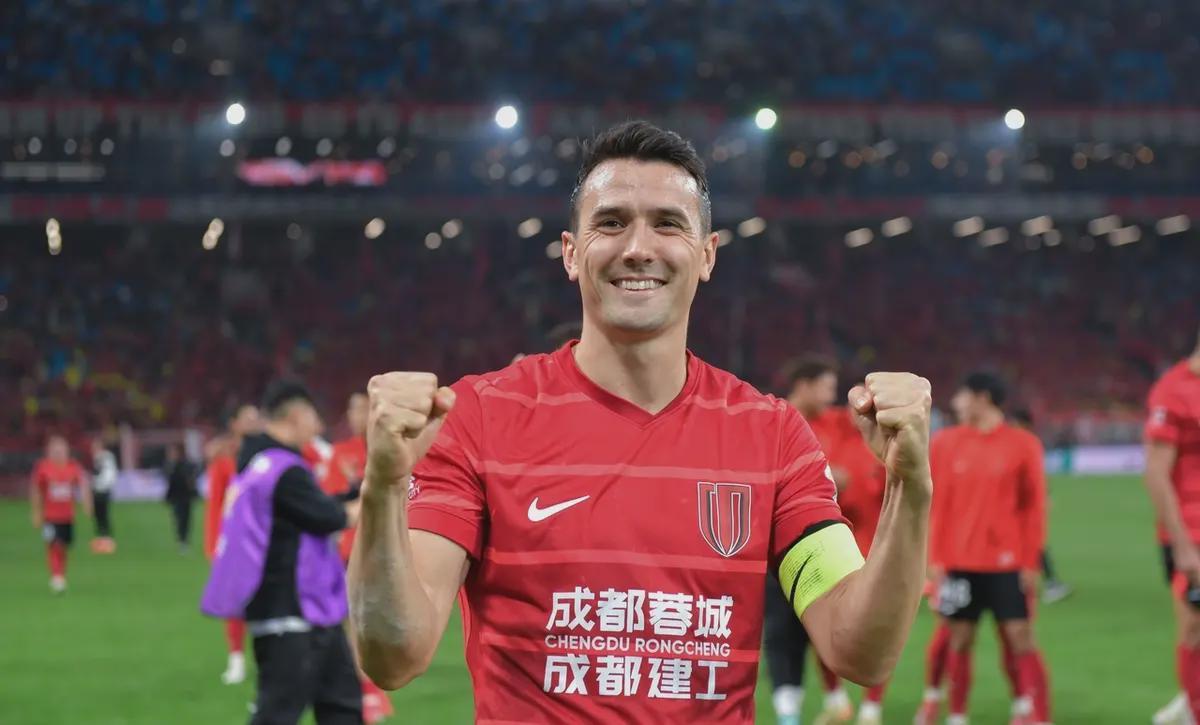 开云体育官网-功勋队长南下！中超权力版图暗流涌动：周定洋转会背后的残酷博弈