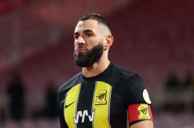 开云体育官网-母队抛出橄榄枝 不快乐的本泽马会重返欧洲吗？