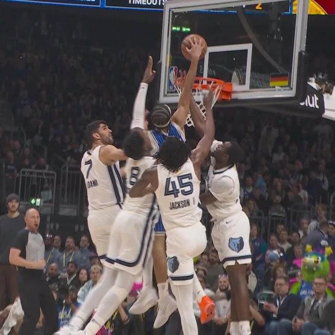 开云体育官网-世界名画,魔术后卫布莱克潇洒上演以一扣四,灰熊球员望尘莫及