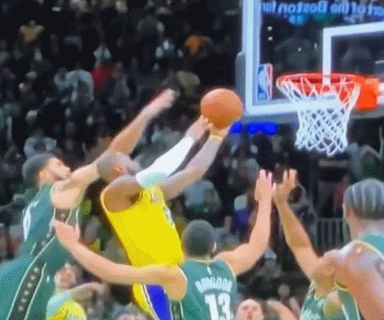 开云体育-漏判偷走湖人胜利 詹姆斯跪地长叹矛头直击裁判