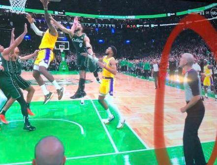 开云体育-漏判偷走湖人胜利 詹姆斯跪地长叹矛头直击裁判