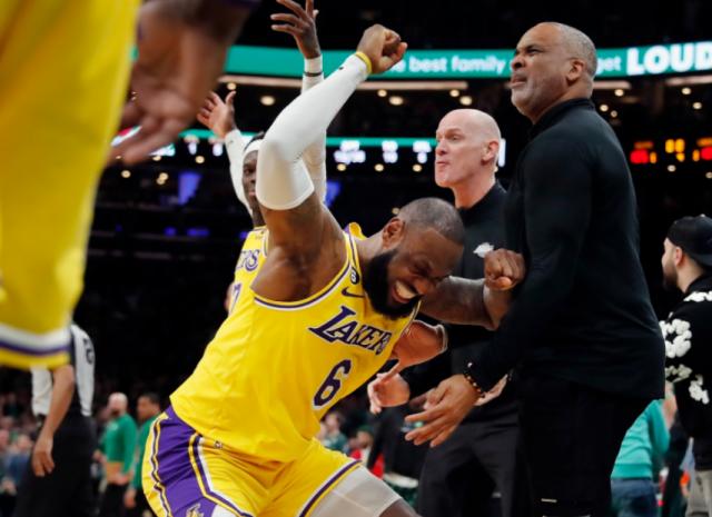 开云体育-漏判偷走湖人胜利 詹姆斯跪地长叹矛头直击裁判