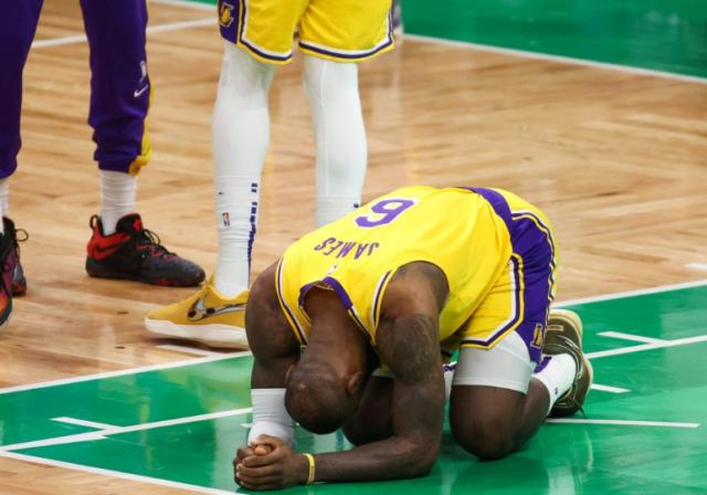 开云体育-漏判偷走湖人胜利 詹姆斯跪地长叹矛头直击裁判