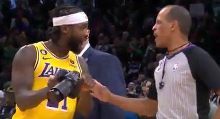 开云体育-漏判偷走湖人胜利 詹姆斯跪地长叹矛头直击裁判