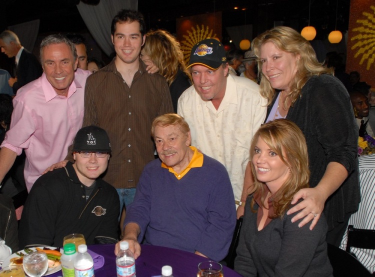 开云体育下载-ESPN：巴斯兄弟姐妹聚会时 只要不提湖人气氛就能很融洽