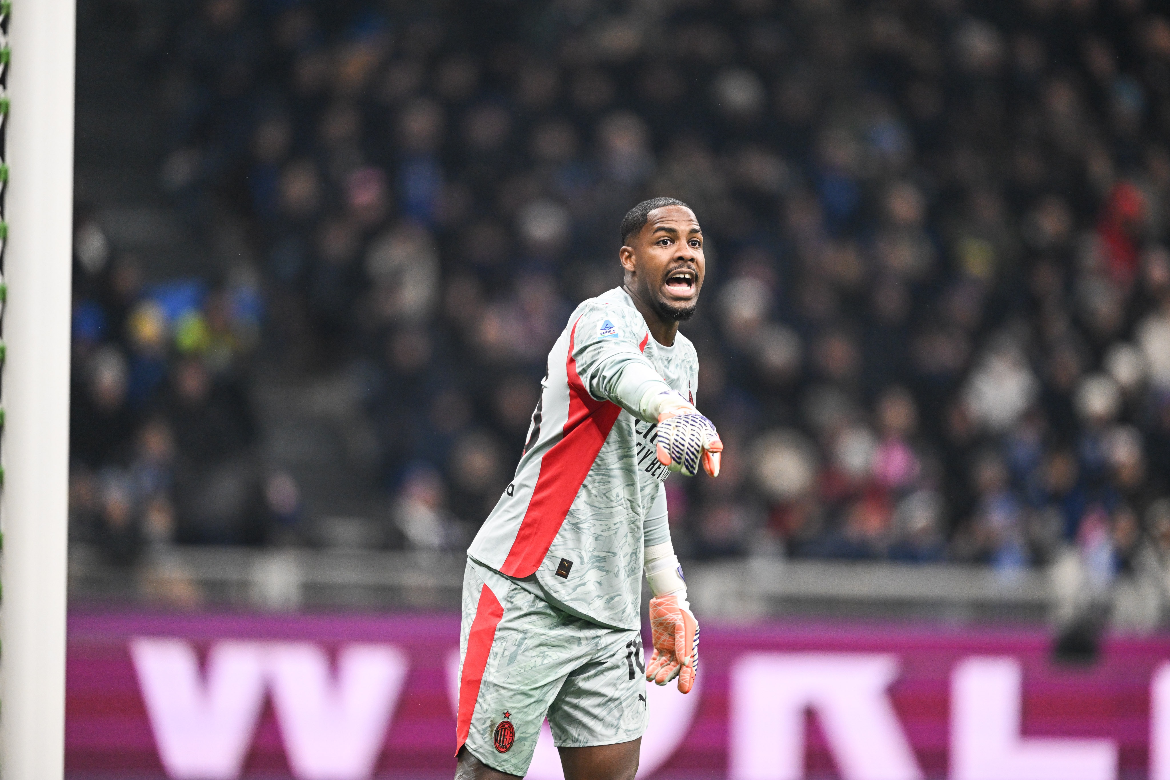 斯基拉:米兰将与迈尼昂经纪人会面,新合同年薪含奖金达700万欧