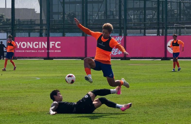 kaiyun体育官网-泰山1-5惨败K2新军，两将配进一队！二雷浪回来了 新外援来自欧洲