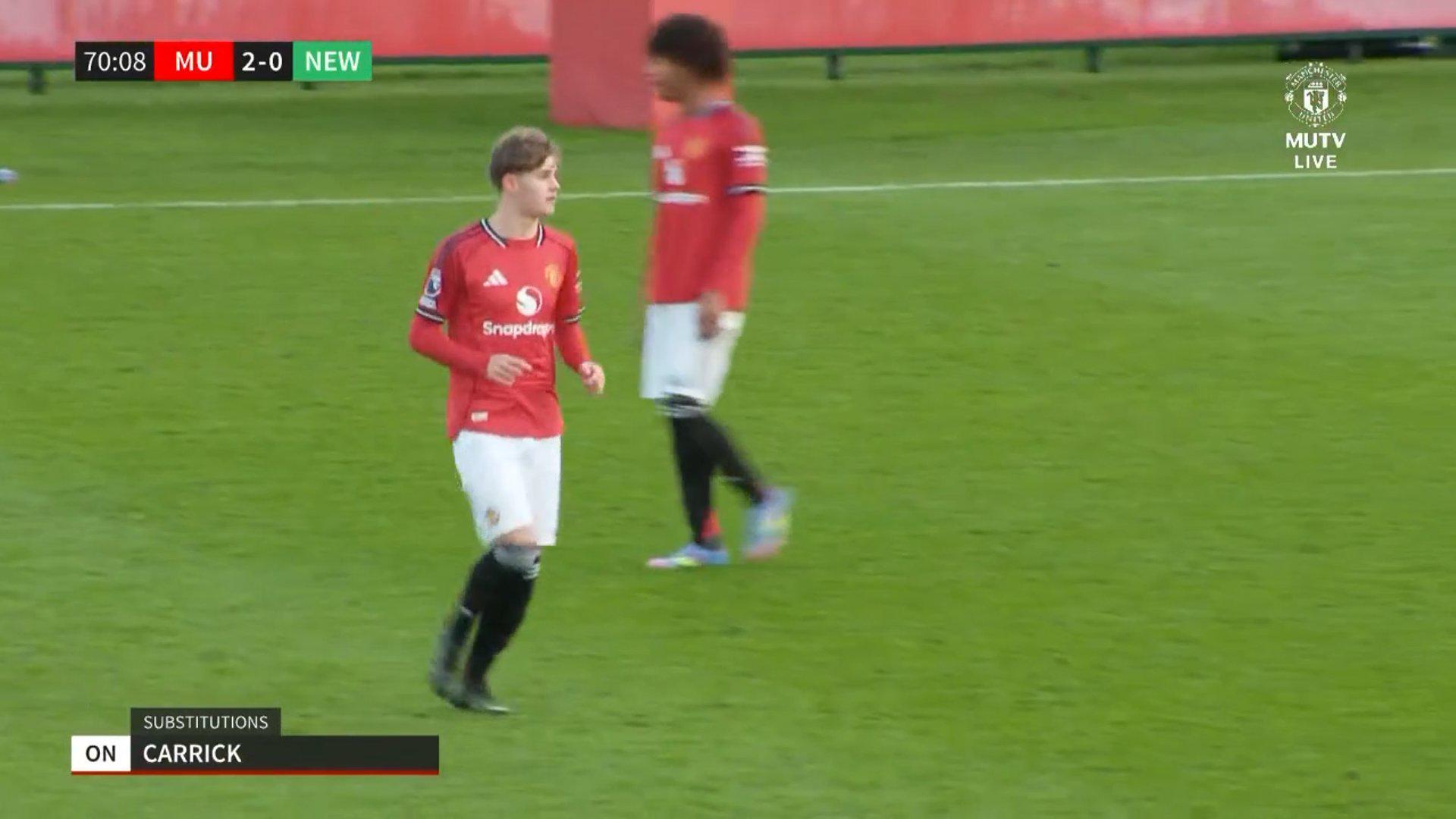 kaiyun体育官网-曼联开年薪5万新合同,小鲁尼无意模仿父亲!卡里克之子亦获续约