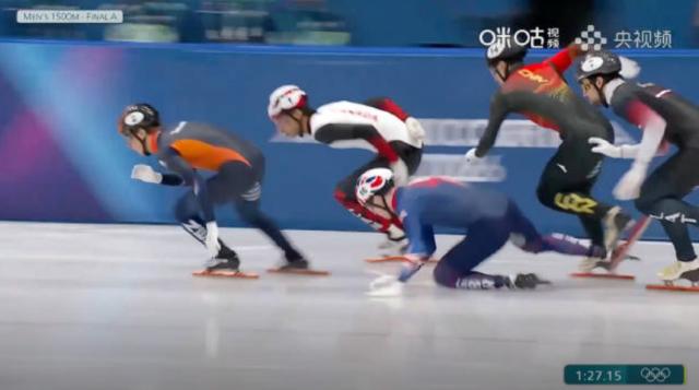 1771112359983049386.png 被英国人犯规撞倒,孙龙刘少昂无缘短道1500米奖牌