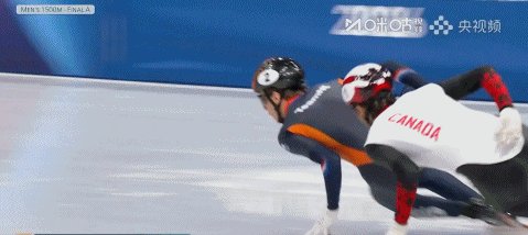 1771112370286089348.gif 被英国人犯规撞倒,孙龙刘少昂无缘短道1500米奖牌