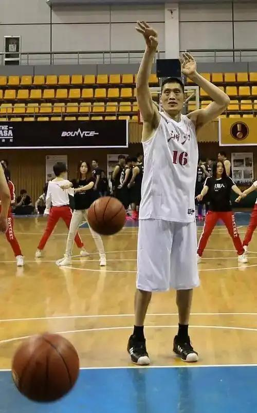 kaiyun体育官网-他是男篮名宿，拿过篮板王，如今儿子也进CBA，成为顶级中锋|余乐平|篮球|浙江队|中国男篮|浙江男篮_新浪体育_新浪新闻