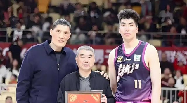 kaiyun体育官网-他是男篮名宿，拿过篮板王，如今儿子也进CBA，成为顶级中锋|余乐平|篮球|浙江队|中国男篮|浙江男篮_新浪体育_新浪新闻